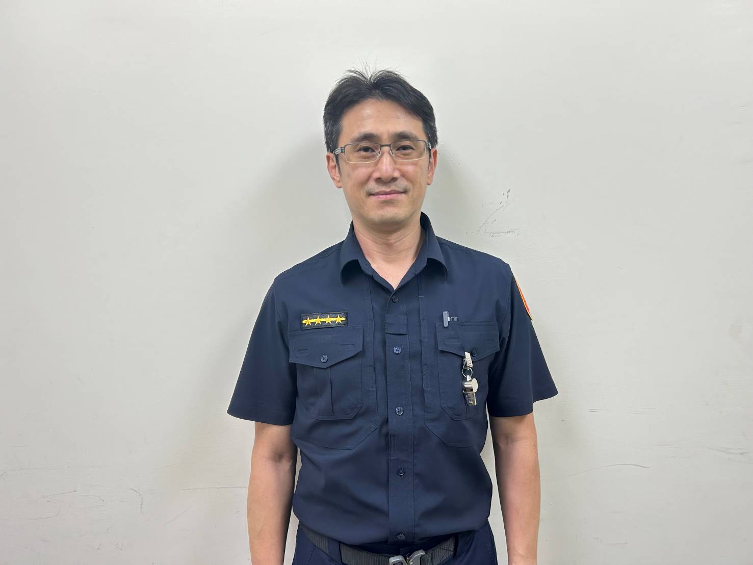 寧夏路派出所巡佐王俊哲提醒民眾,行駛及停車時應注意路面及周圍環境確保安全。(記者黃荷琇 翻攝)