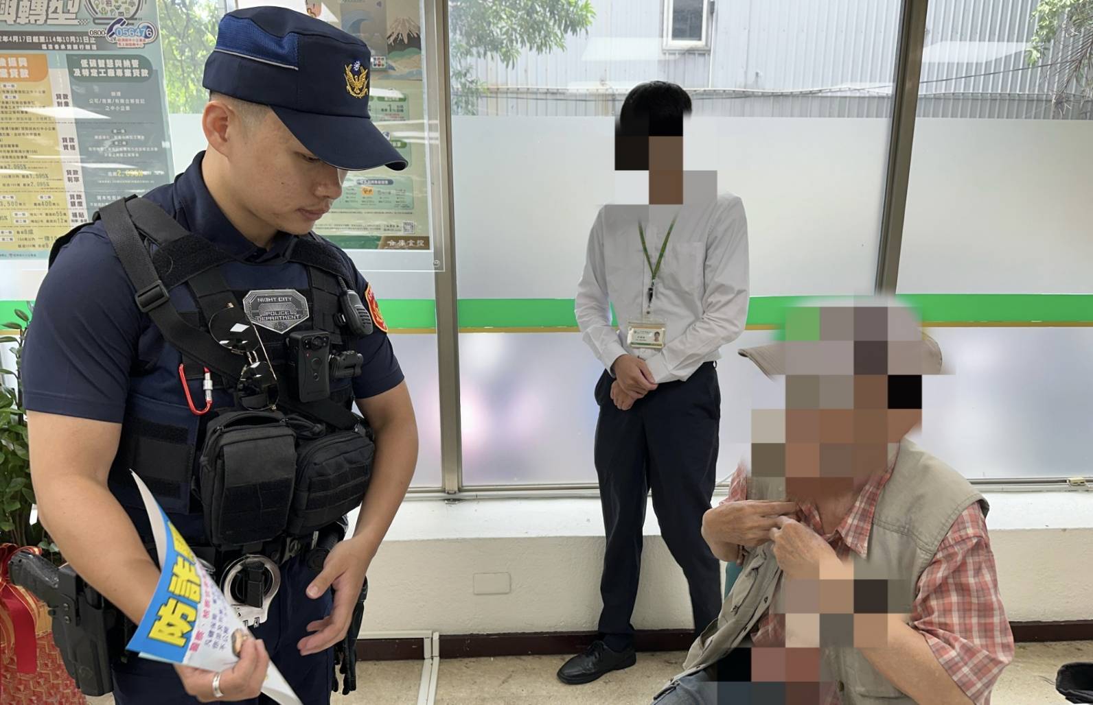 警方與銀行行員的不斷勸說,老先生終於相信這是一起交友詐騙,終放棄繼續購買遊戲點數。(記者黃荷琇 翻攝)