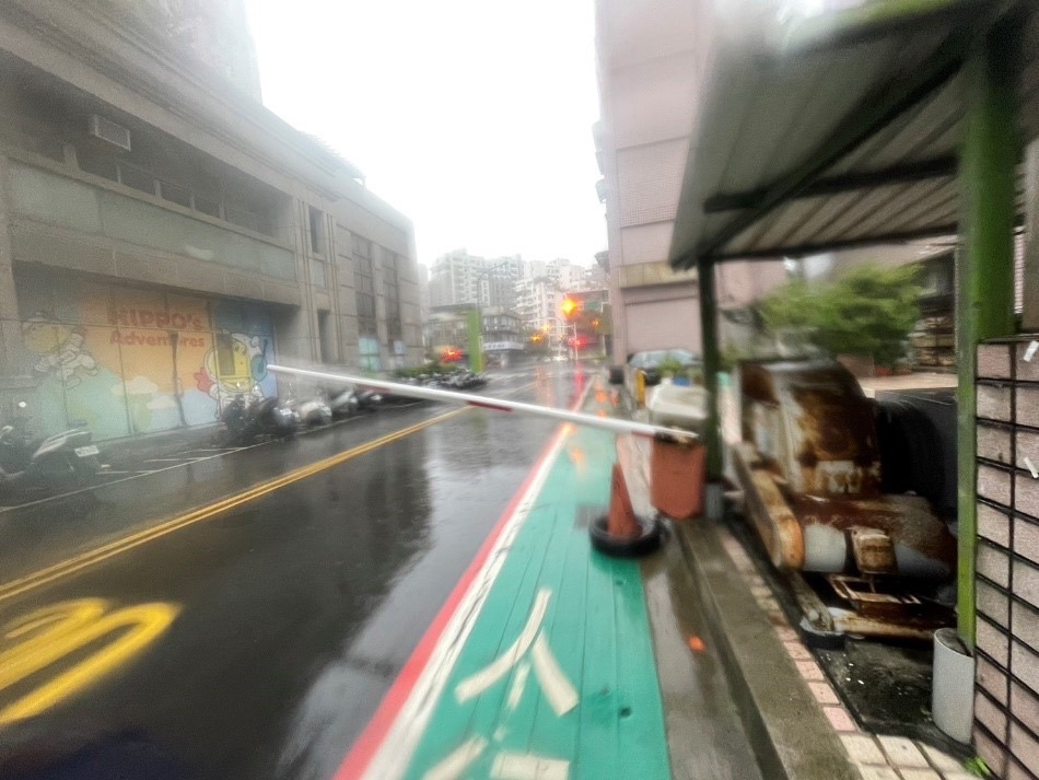 文山第二分局呼籲,颱風期間民眾應盡量留在室內,並檢查家中附屬建物及植栽是否牢固,做好防颱準備,以確保自身及他人的安全。(記者黃荷琇 翻攝)