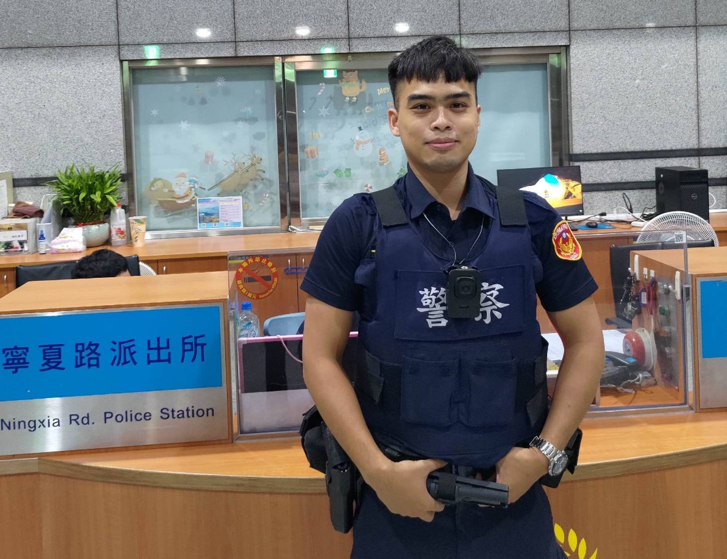 寧夏路派出所警員劉愷恩擔心日籍旅客的安危,主動協助其返回住宿旅店。(記者 黃荷琇翻攝)