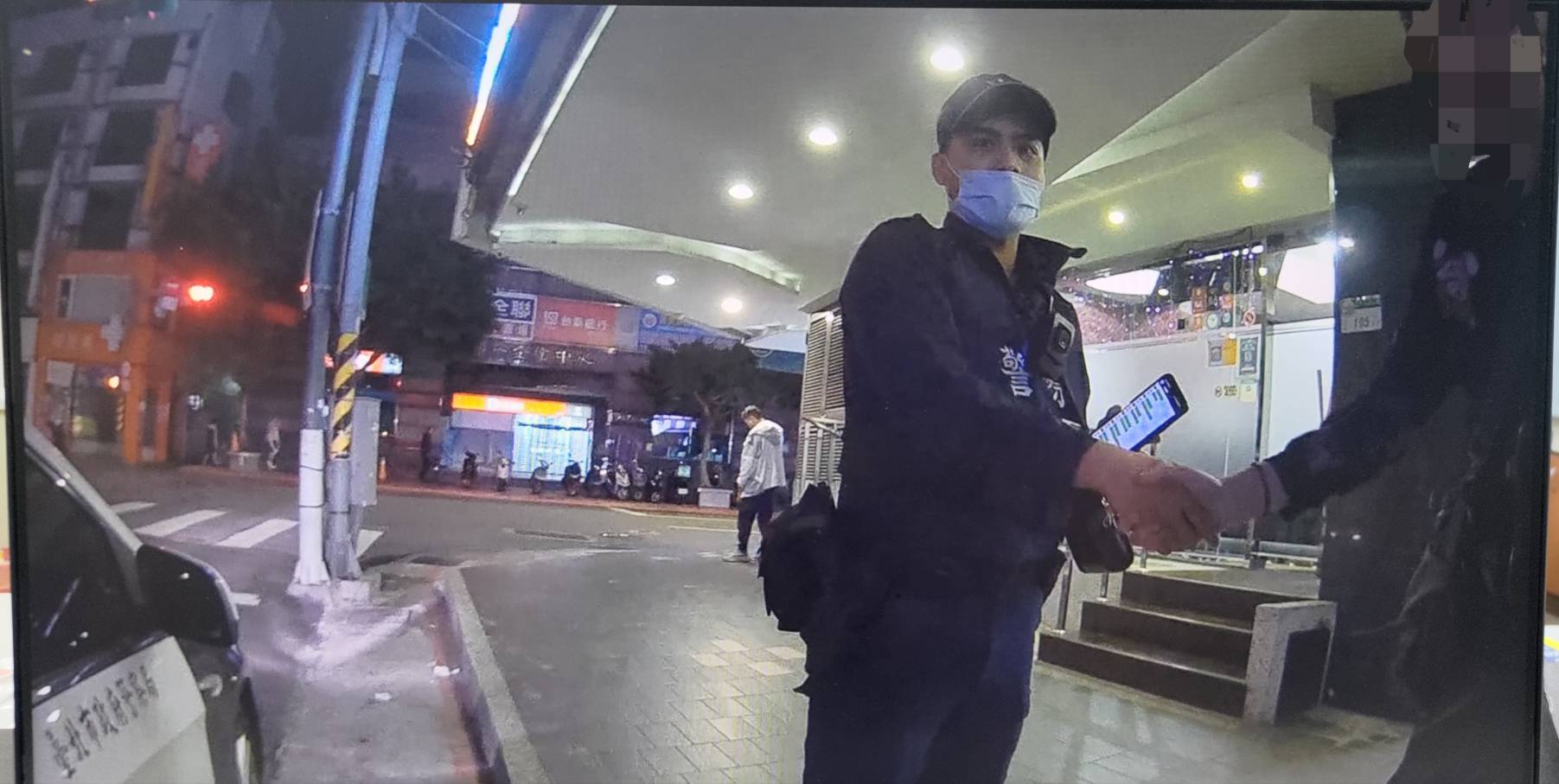 日籍旅客大讚臺灣警察熱心,並握手致謝。(記者 黃荷琇翻攝)