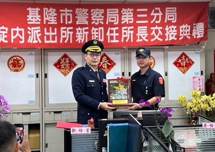 頒贈卸任所長胡穎豪紀念禮品。(記者薛秀蓮翻攝)