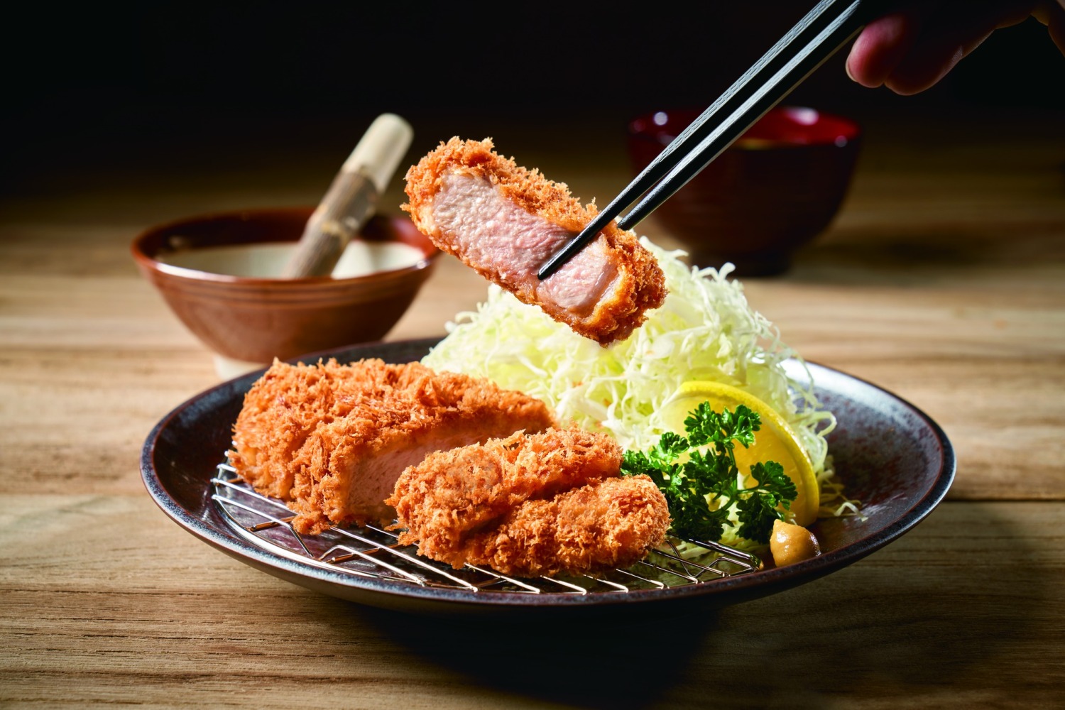 即使遭遇疫情考驗,卻仍能在餐飲市場上,深獲老饕喜愛,各路人馬點名必吃的「富士豬排」。 (圖/富士豬排提供)