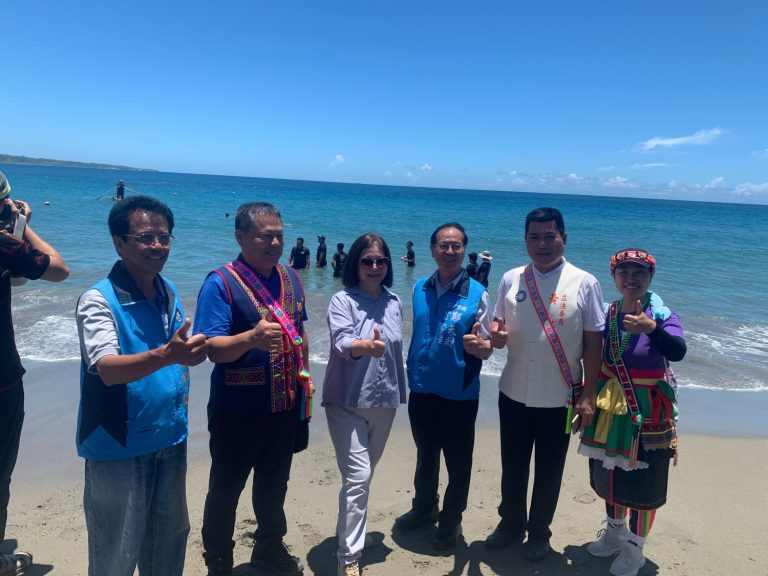 台東縣長饒慶鈴(右1)、國民黨平地原住民立委黃仁(右2)、鄭天財(右3)及海委會主委管碧玲(右4)等人都到場見證這一場重現南島民族打造船體與踏浪航行的儀式。(圖／黃仁國會辦公室)