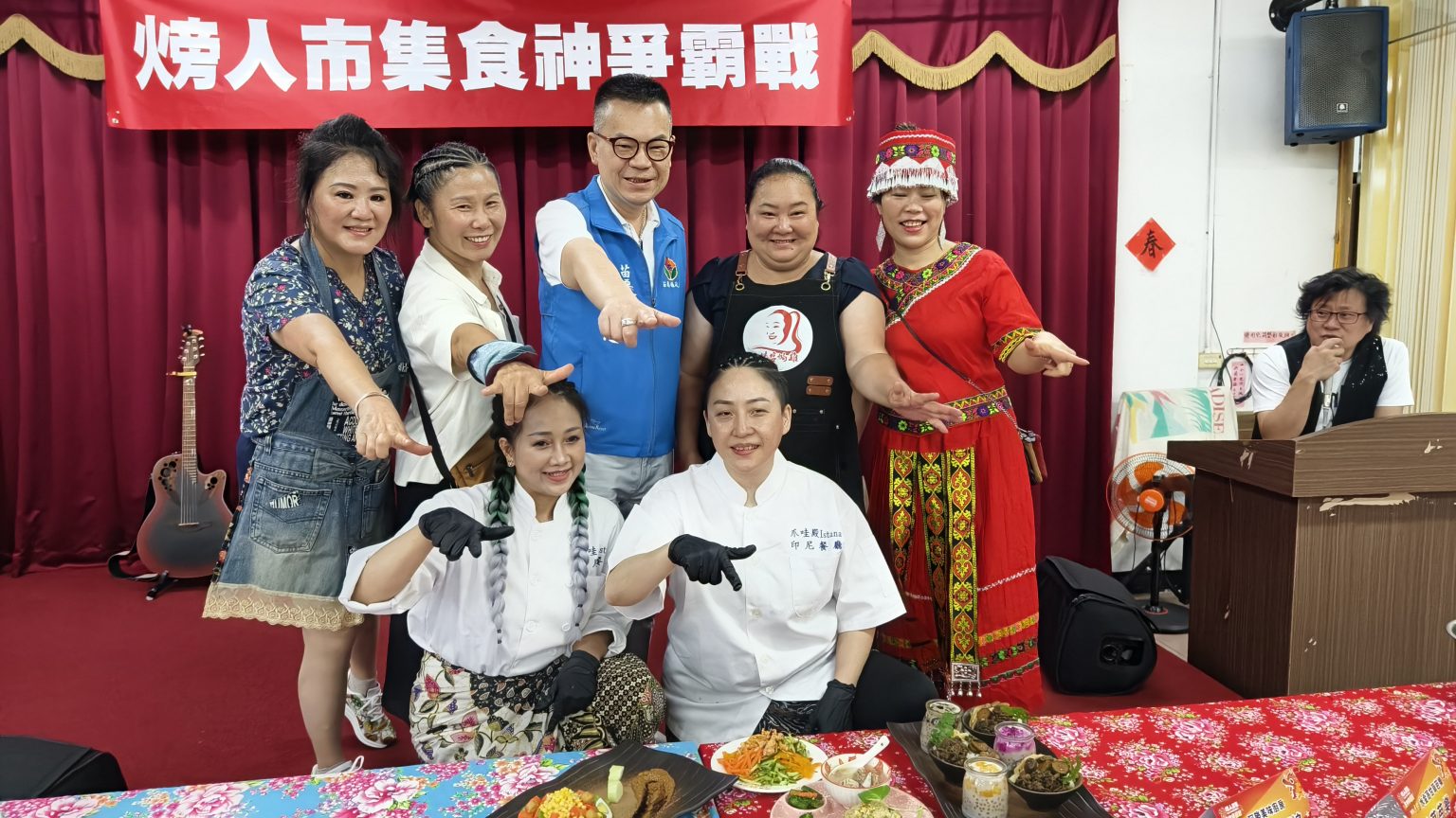 苗栗市長余文忠和獲得最佳組合獎的新住民廚房合影。 (記者 張艷君拍攝)