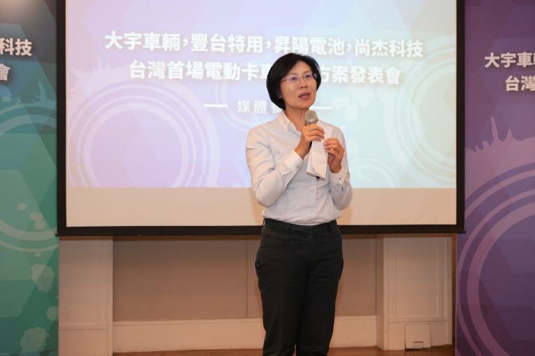 林岱樺親自見證台灣本土商用電動卡車生態圈及供應鏈的成形。(圖／林岱樺國會辦公室)