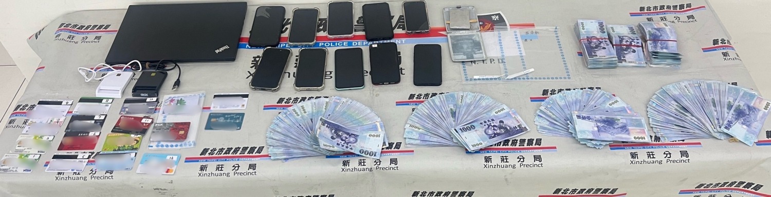 警方現場查扣手機現金等證物。(記者徐煜勝翻攝)