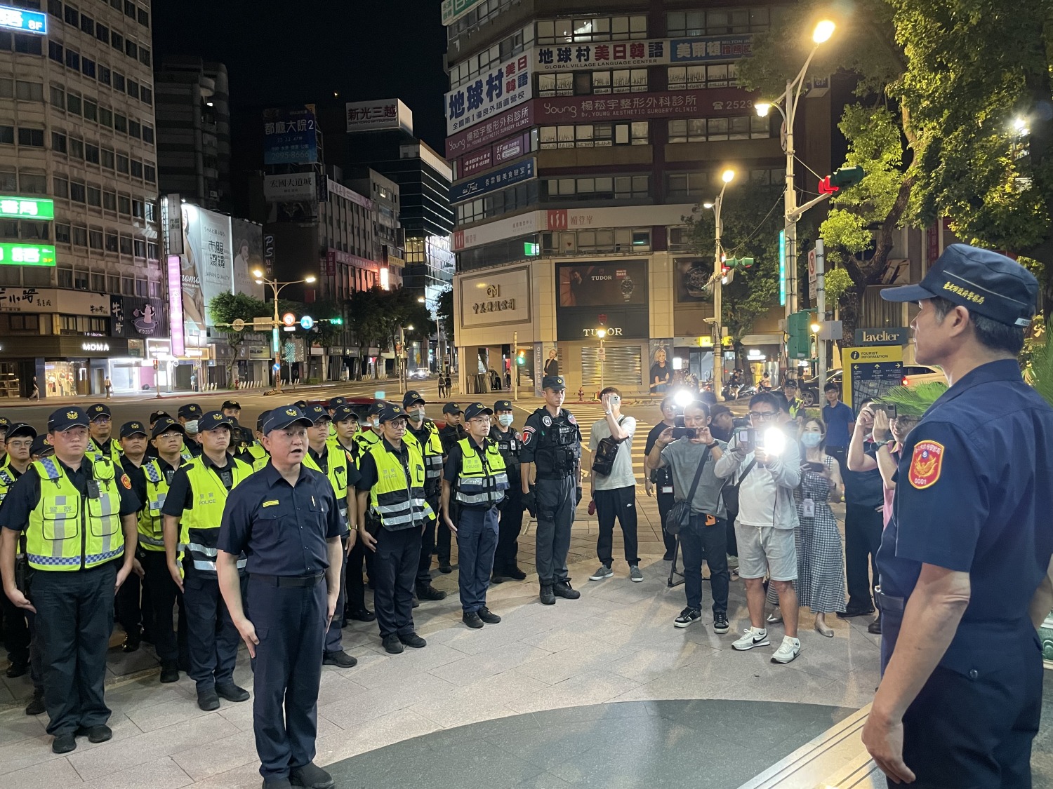 市警局長李西河指揮中山警分局長陳金城主持勤教。(記者施立偉攝)