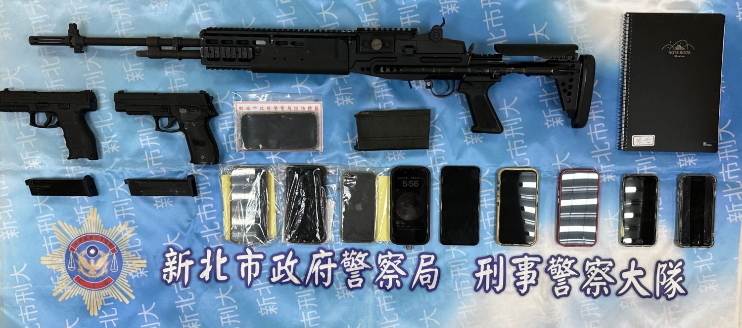 警方查扣槍枝等證物。(記者徐煜勝翻攝)
