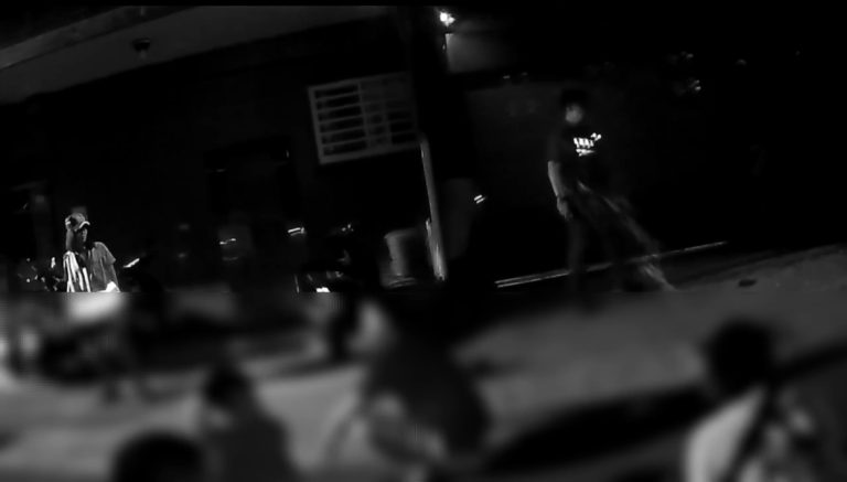 汐止警方喝令犯嫌們蹲下。(記者施立偉翻攝)