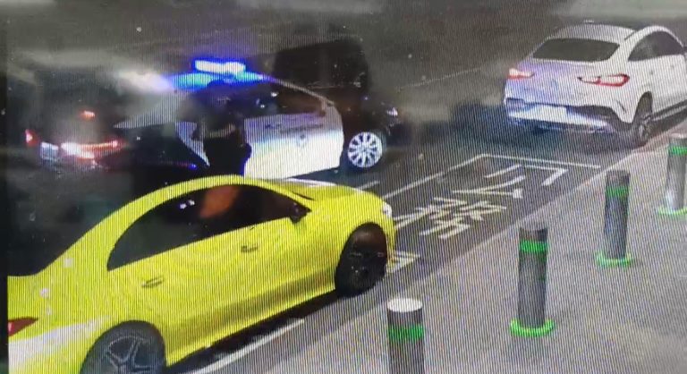 黃色租賃車拒絕臨檢。(記者徐煜勝翻攝)