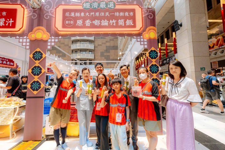 前部長王美花特地蒞臨活動會場走逛展售攤位。（圖/經濟部提供）