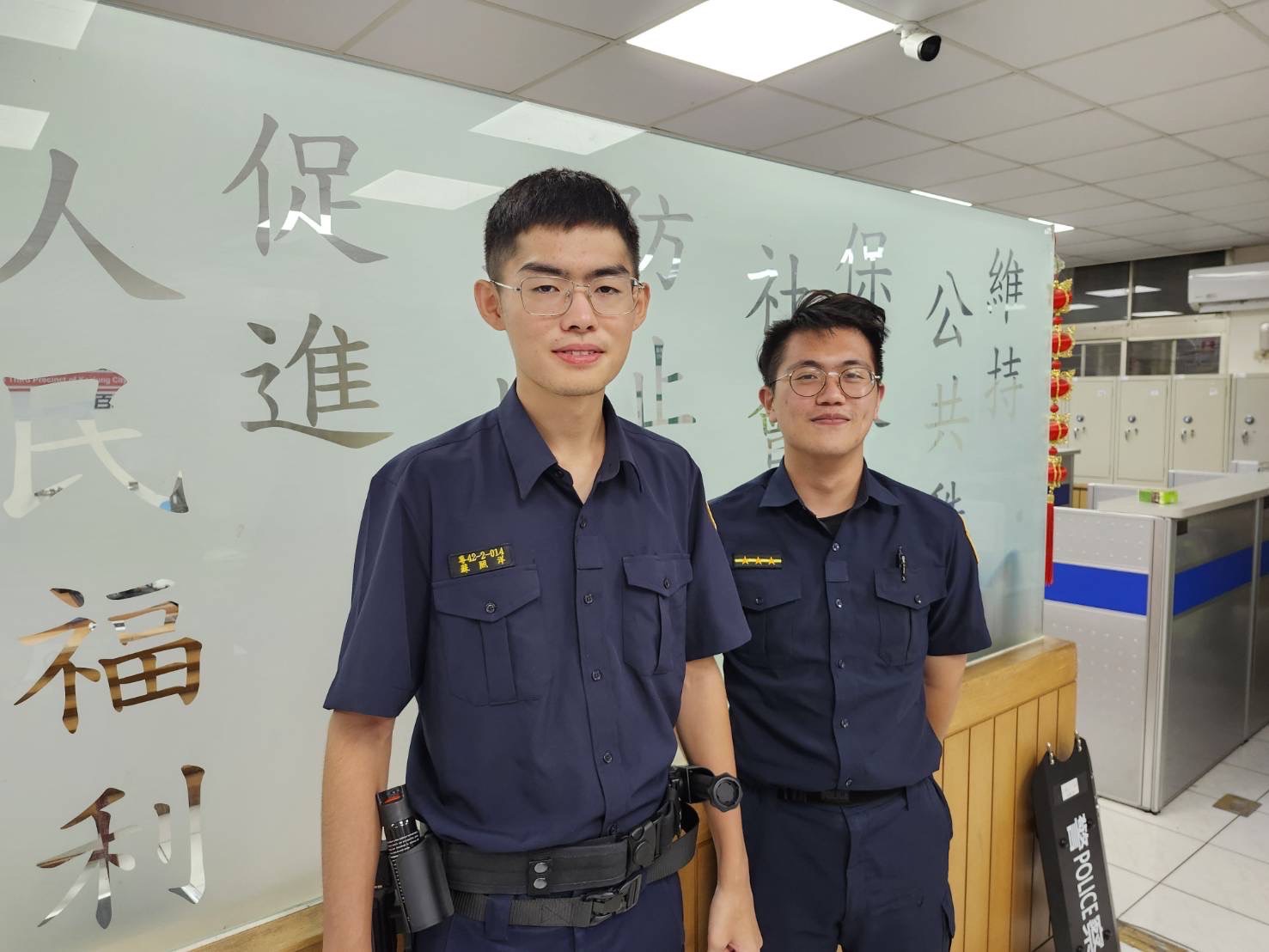 協助遺失案員警曾品源、警專實習生(左)蘇照洋。(記者薛秀蓮翻攝)