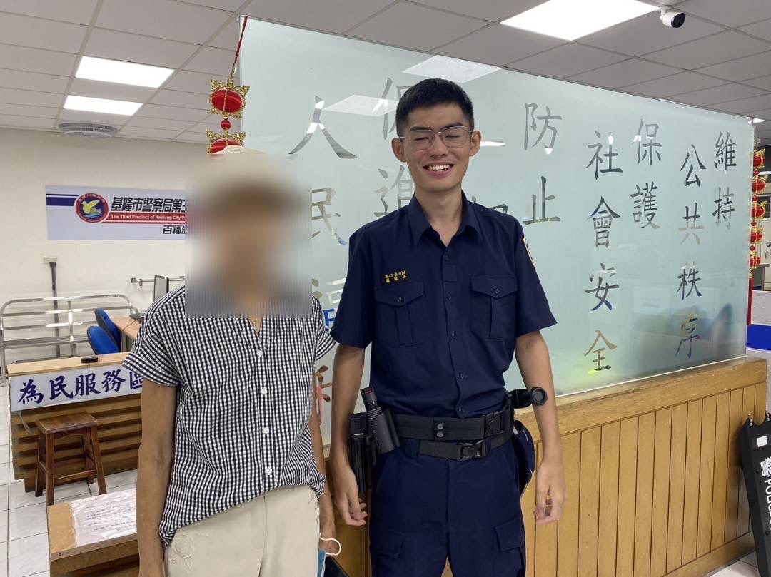 老婦人到所領回手機開心與警專實習生蘇照洋合影。(記者薛秀蓮翻攝)