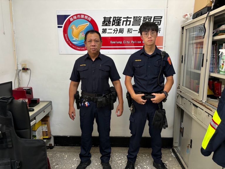 基隆市警察局第二分局和一路派出所警員胡賢士、呂佳駿（左至右）。（記者薛秀蓮翻攝)