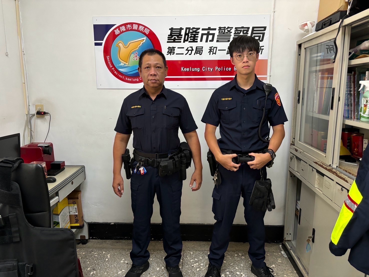基隆市警察局第二分局和一路派出所警員胡賢士、呂佳駿（左至右）。（記者薛秀蓮翻攝)