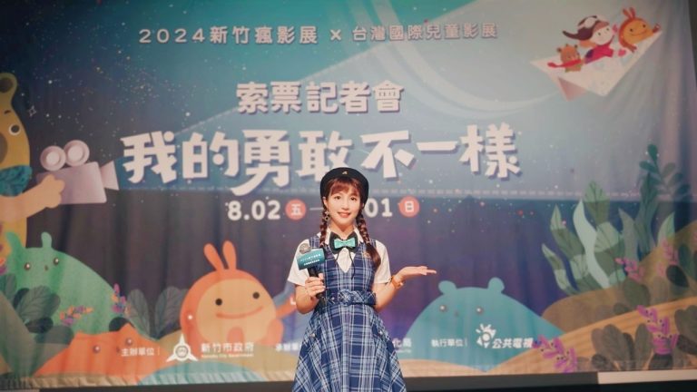 知名網紅QQ姐姐在新竹市影像博物館，邀請大家一起來看電影。（記者黃溎芬翻攝）