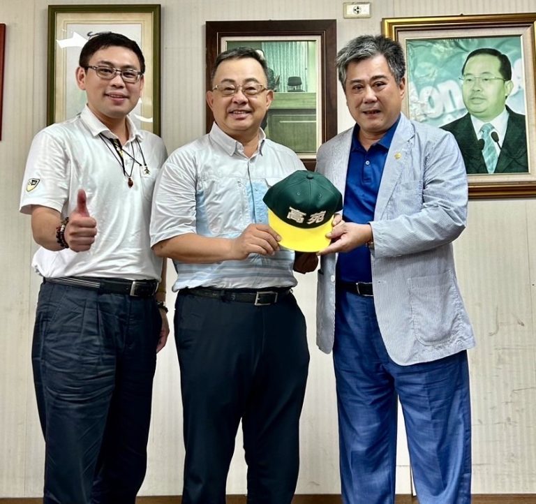 余政憲董事長(中)致贈高苑球帽予建祥營建企業團蔡東宏董事長(右)感謝支持高苑工商棒球隊。(圖/記者林照東攝)