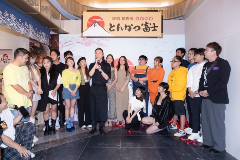 「富士豬排とんかつ富士」進駐微風南山百貨，開幕當天吸引蔡允潔、謝金晶、許仁杰等，超過50位藝人嘉賓到場支持。 (圖/富士豬排提供)