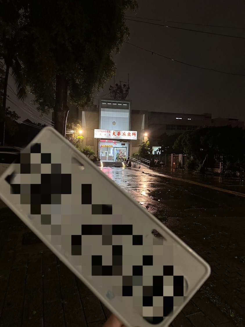 據值班警員表示,已有超過20面遺失車牌送至派出所。(圖/林岱樺國會辦公室)