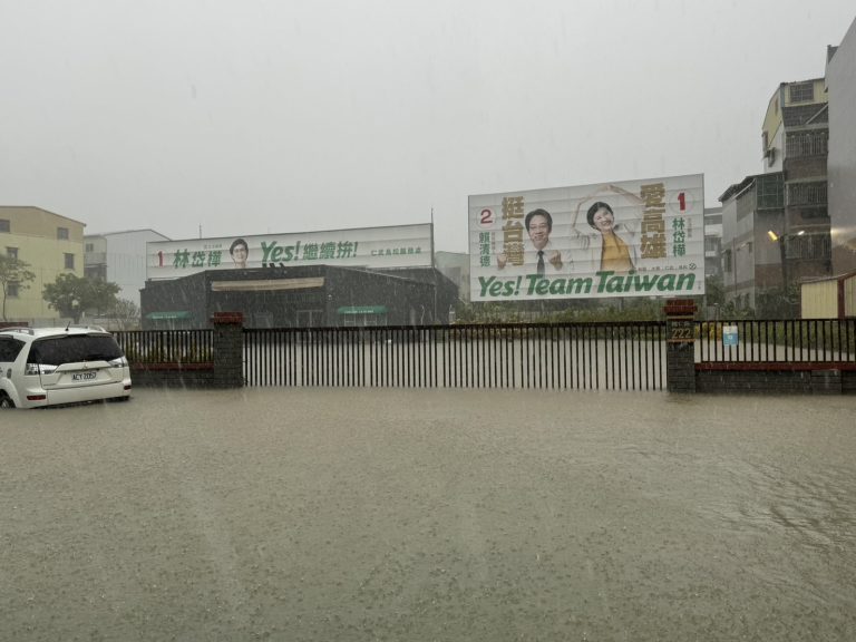 中南部持續降下豪大雨，高雄市區多處傳出淹水災情。(圖／林岱樺國會辦公室)