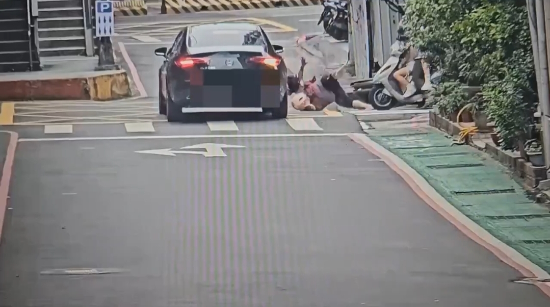 普重機車駕駛人曾女(62年次)與自小客車駕駛人徐女(83年次)兩車在路口發生碰撞。(記者 黃荷琇翻攝)