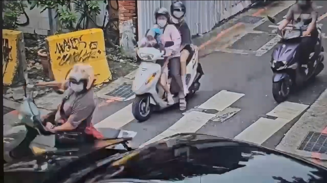 事故原因可能是由於兩車駕駛未依交通規則讓行所致,警方獲報後迅速協助傷者送醫治療。(記者 黃荷琇翻攝)