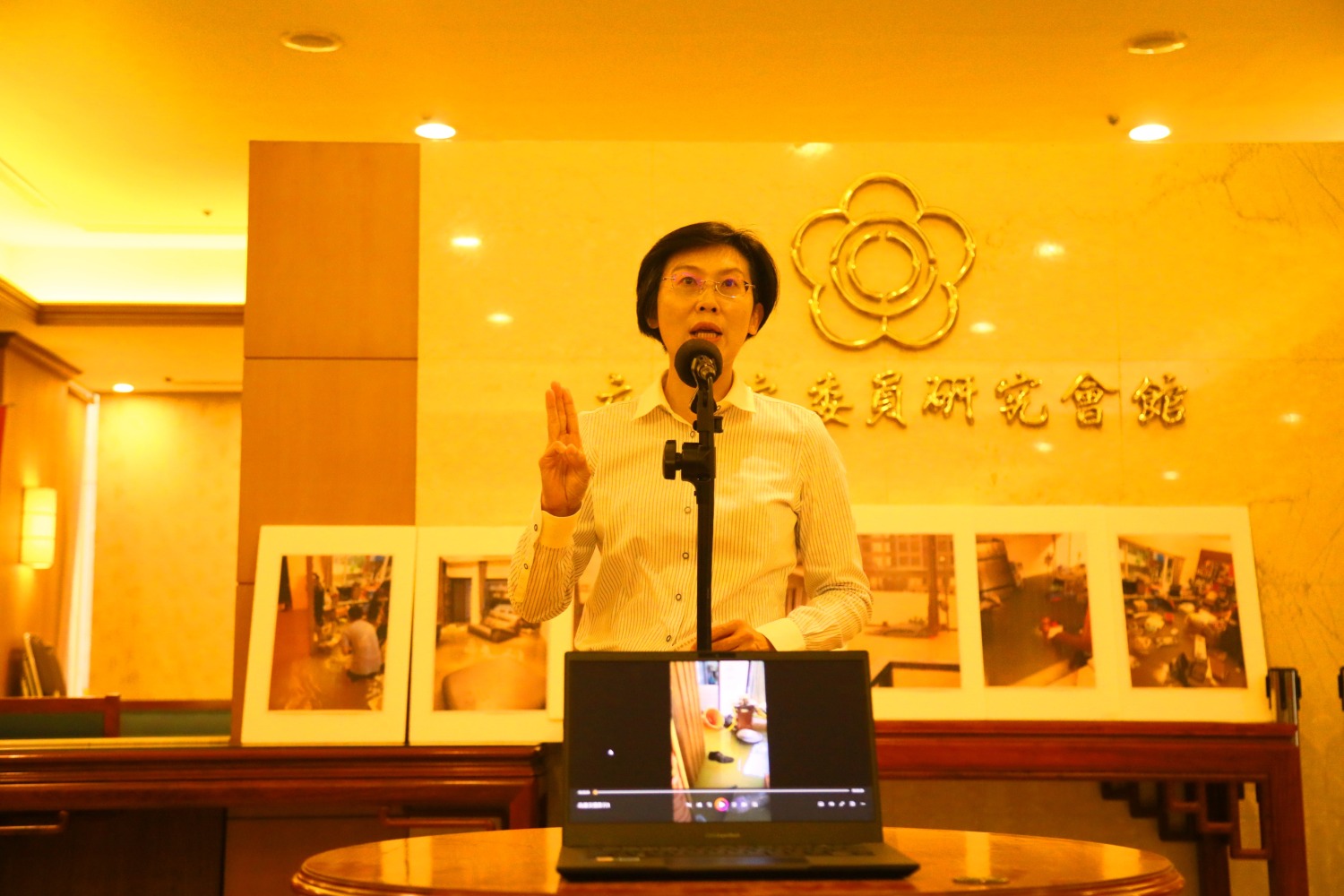 林岱樺日主持召開「30萬無息貸款 - 攜手美好家園!」記者會。(記者包克明 攝)
