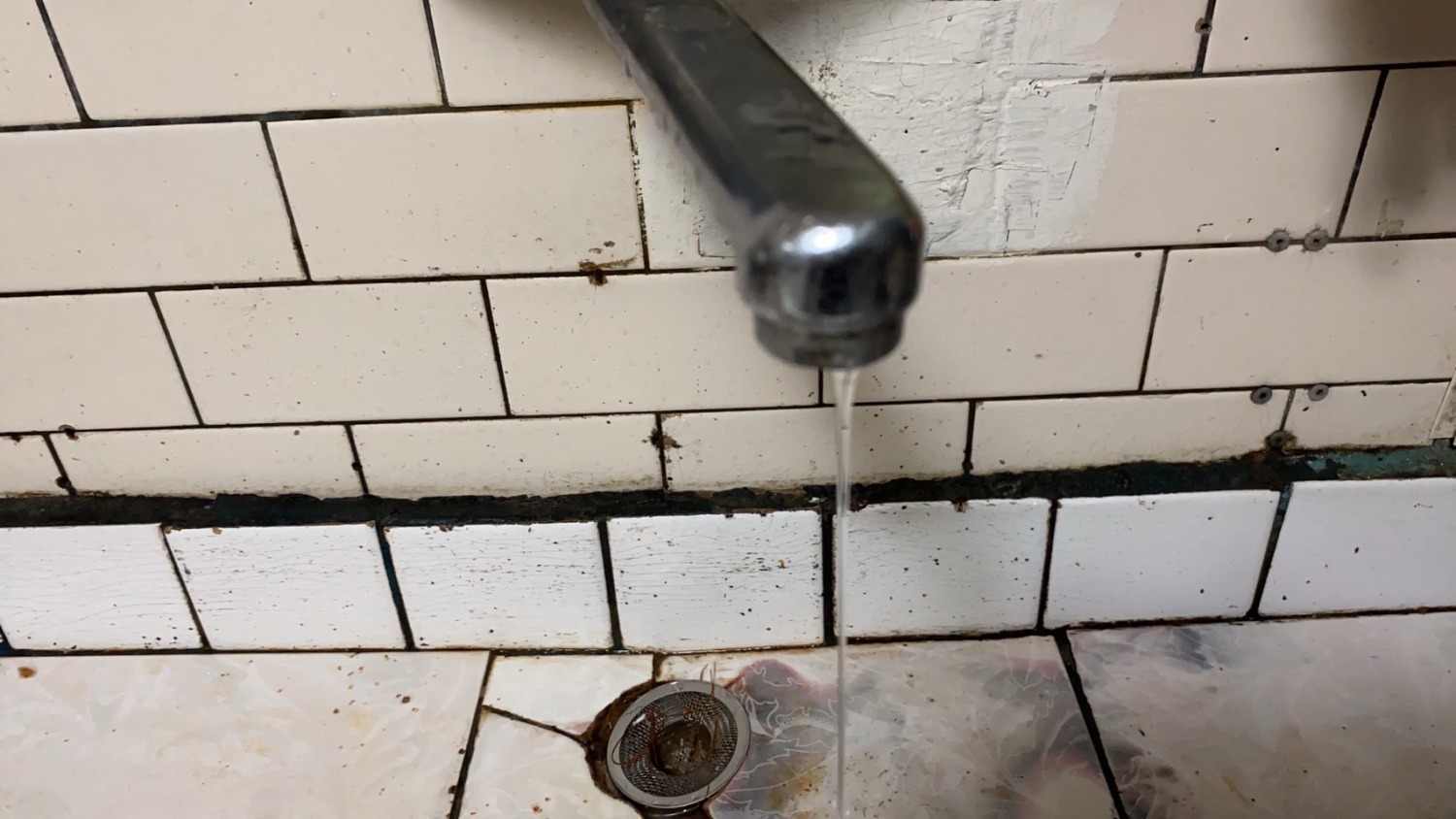 台東縣政府和自來水公司推動無自來水地區自來水延管工程,主要為解決偏遠無水地區居民的缺水問題。(圖/黃仁國會辦公室)
