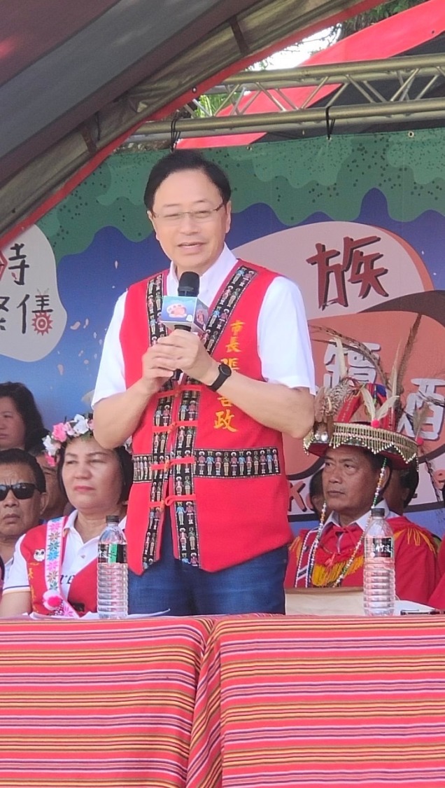 桃園市長張善政穿著原住民服飾出席阿美族Pito Koreng a‘epah七罈酒祭,入境隨俗,誠意滿滿!(記者包克明 攝)