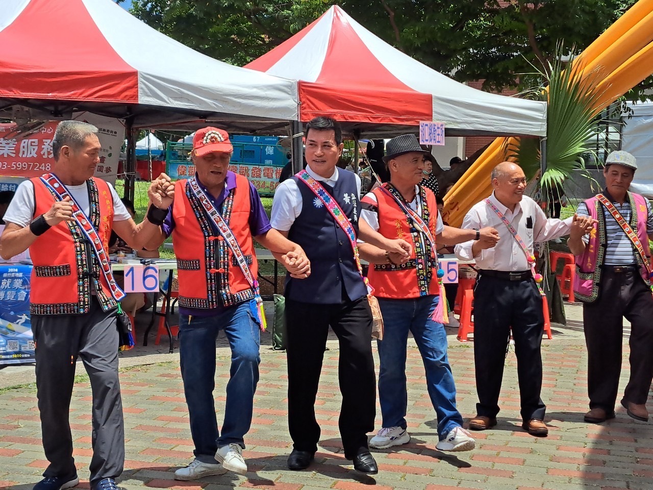 阿美族Pito Koreng a‘epah七罈酒祭載歌載舞,黃仁下場與原住民族人一同跳舞同樂。(記者包克明 攝)
