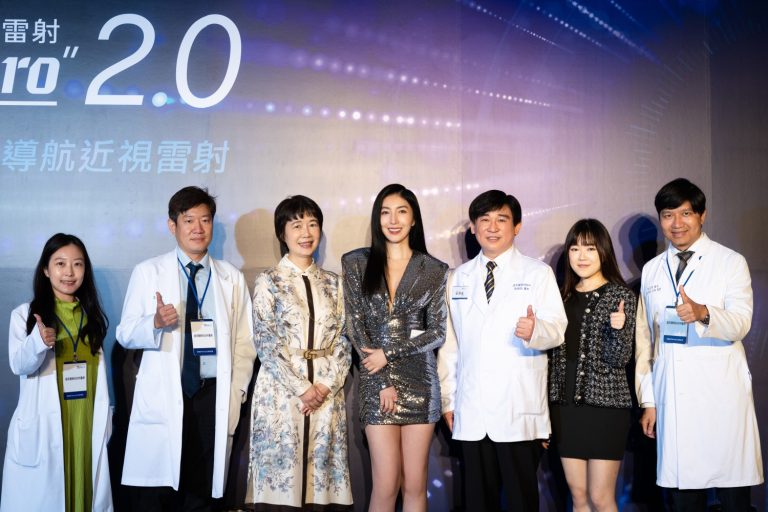 由左到右分別是呂宥萱醫師、胡自得醫師、陳美齡醫師、張朝凱醫師、張鈺翎醫師、林宜鴻醫師與SMILE Pro品牌大使楊謹華合影。(圖／業者提供)