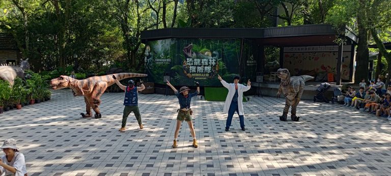 恐龍探險隊劇場戶外。(圖/大板根森林溫泉酒店)