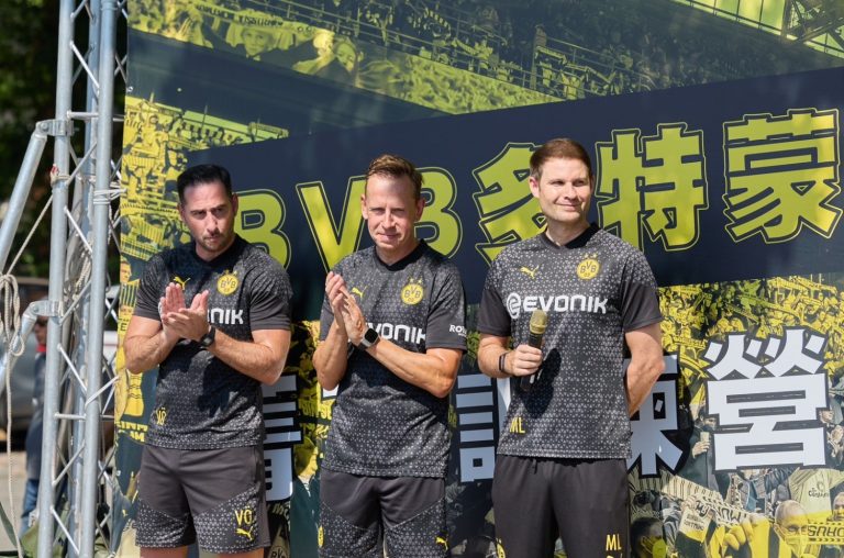 (左一) BVB青訓發展教練沃爾坎．厄茲坎Volkan Özkan (中間）傳奇球星約爾格．海因里希Jörg Heinrich（右一）BVB東亞地區發展總監馬里烏斯•洛倫茲Marius Lorenz。(圖/擎宇行銷提供)
