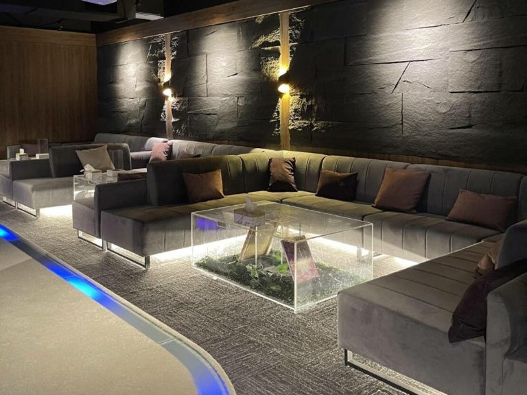 室內的裝潢高雅中帶有幾分奢華，打造出適合高端客群的用餐環境。(圖/業者提供)