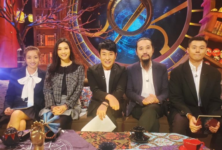 香港知名命理師陳法齊上鬼王梁思浩節目介紹靈異事件。(圖/陳法齊提供)