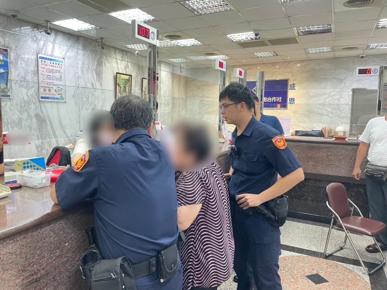 警方攜手金融機構行員共同阻詐。（記者薛秀蓮翻攝)