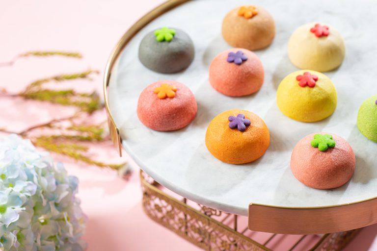 唐果子今年中秋首度登場，每一粒唐果子都鮮豔奪目、製作精緻，盡顯大唐盛世氣派。(圖／皇玥提供)