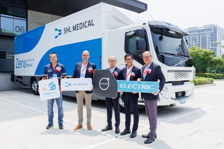 交付象徵性電動卡車大鑰匙。(圖/太古商用汽車提供)