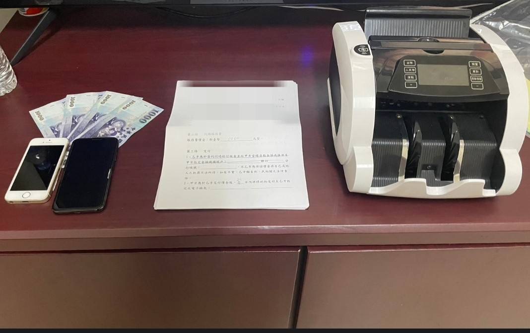 經調查韓嫌甫因詐欺案遭警方查獲,不料才過2個多月又當重操舊業,現場除查扣詐騙合約書1疊及2支手機外,其中更包含1臺點鈔機及犯案自小客車1輛。(記者 張艷君翻攝)