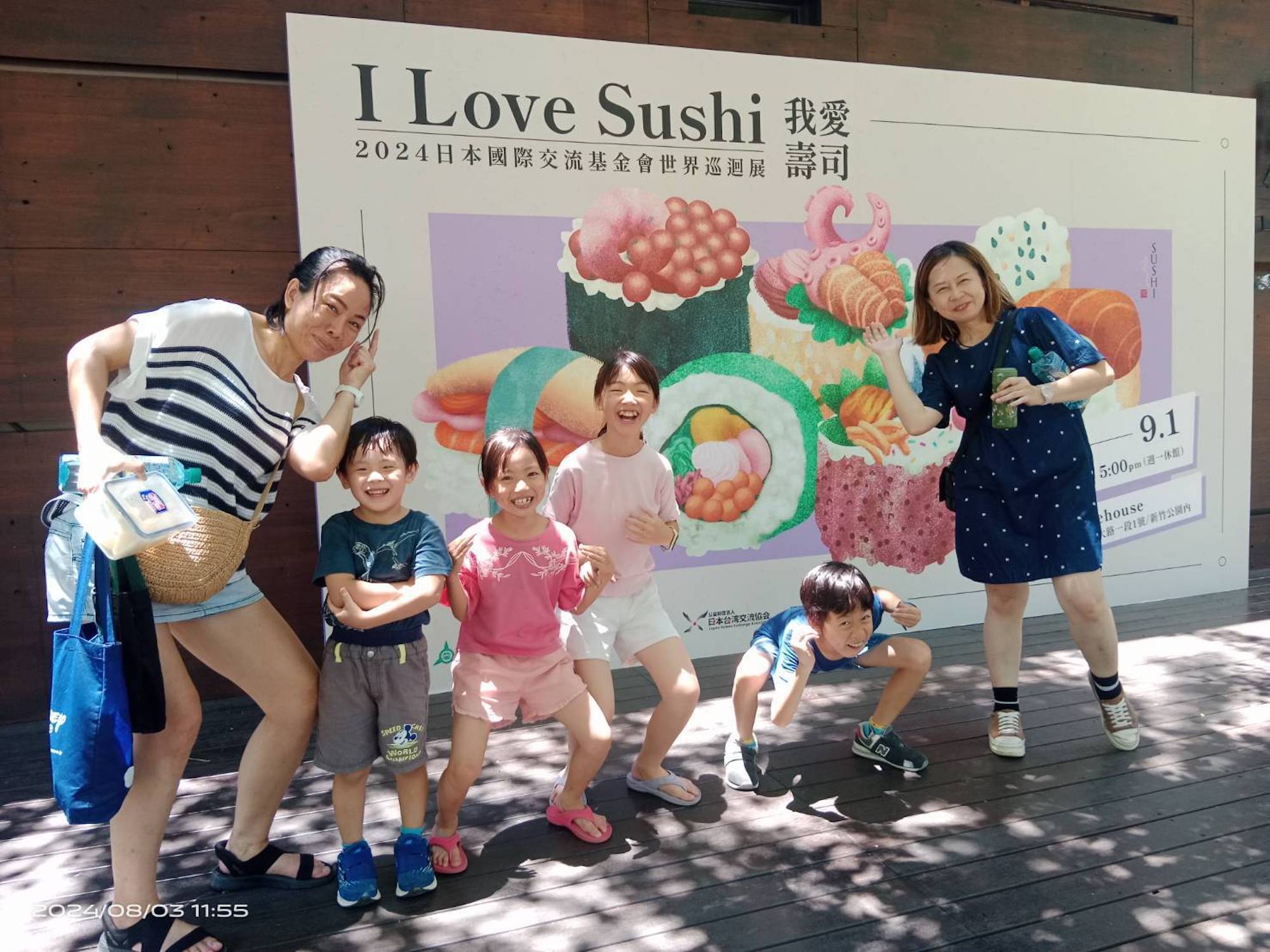 來自屏東的親子遊客群搶先進場參觀--我愛壽司,酷暑大熱天中大呼過癮。(圖/記者黃溎芬攝影)