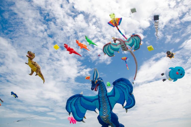 國際風箏節呼應龍年以「Dragon Day」為主題，帶來壯觀的龍風箏展演。（圖/記者黃溎芬翻攝）