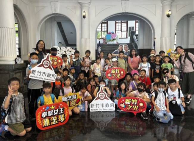 奧運期間新竹市府在大廳設立集氣強,隔海幫陳念慈加油打氣。(圖/記者黃溎芬翻攝)