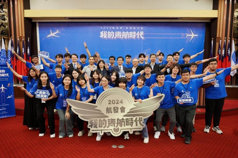 交通部部長、航發會陳董事長、民航局何局長、航發會謝主秘等貴賓，蒞臨我的青航時代2024暑期航空營結訓典禮，與同學們開心合影。(圖/大會提供)