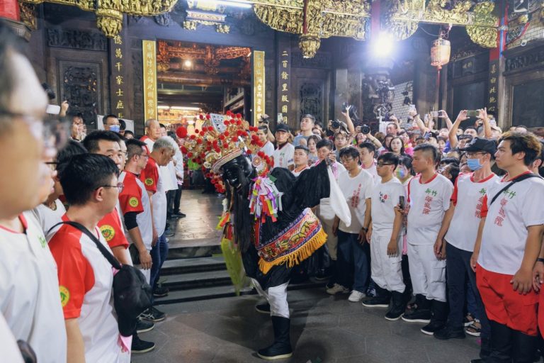 新竹市代理市長邱臣遠、新竹都城隍廟管理人鄭來聖及新竹都城隍廟總幹事鄭耕亞入廟祈福。（圖/記者林照東翻攝）