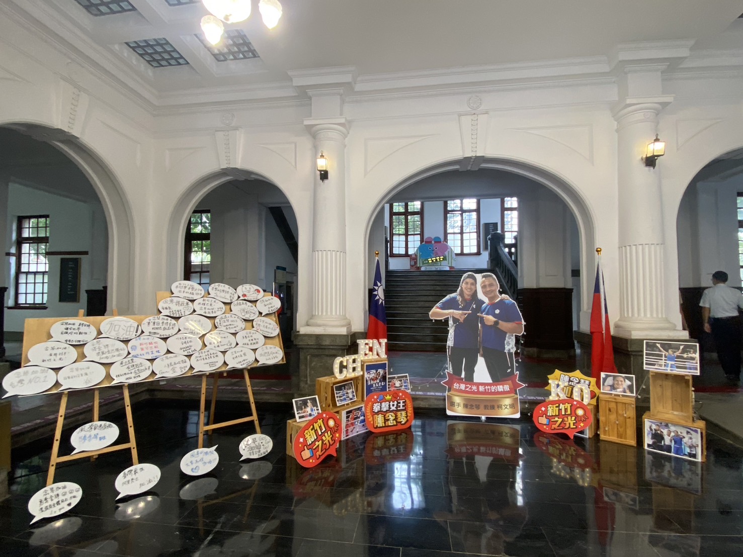 市府大廳設置陳念琴選手奧運期間限定打卡陳設。(圖/記者林照東翻攝)