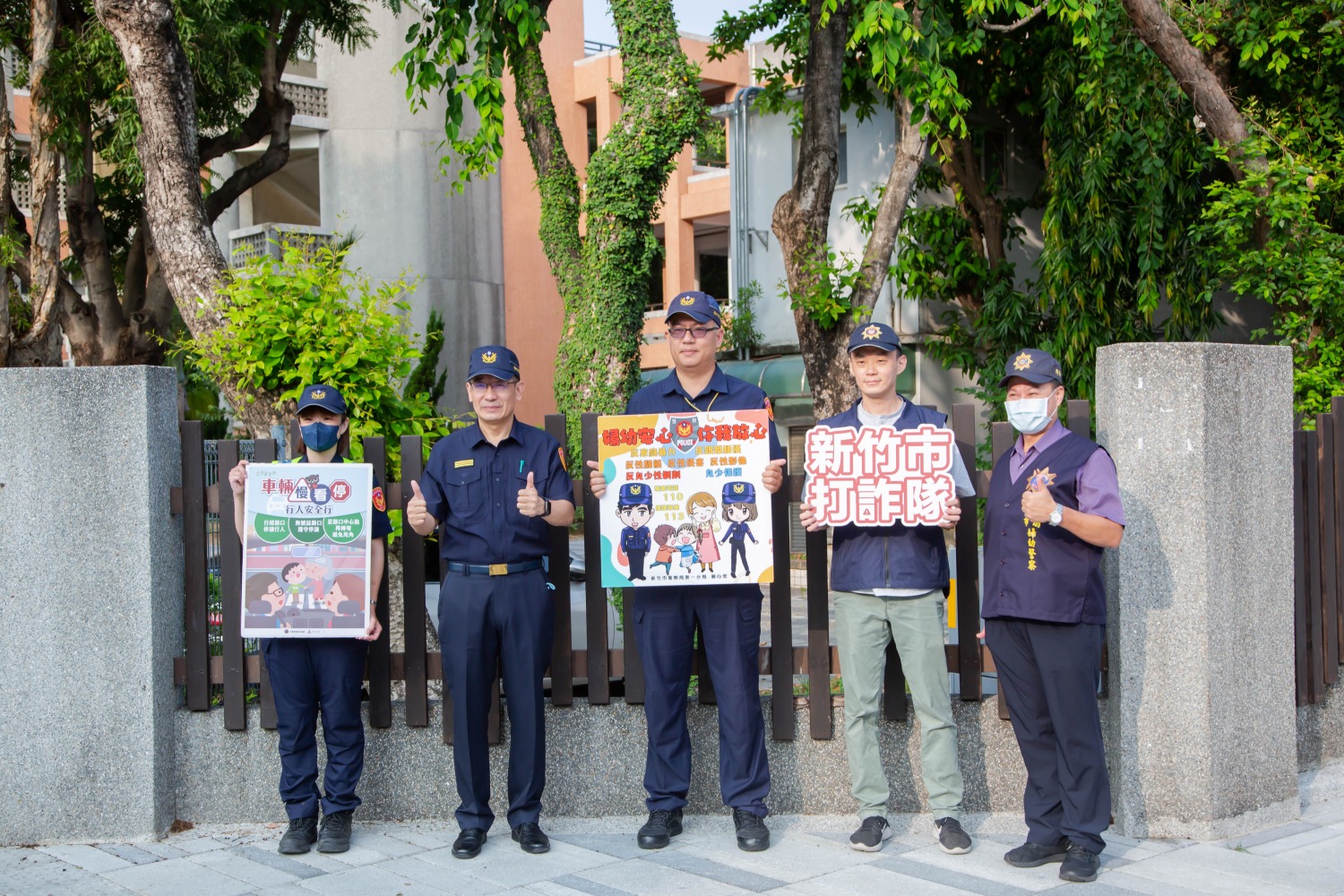 警察局啟動護童勤務同時進行了反詐騙宣導。（圖/記者林照東翻攝）