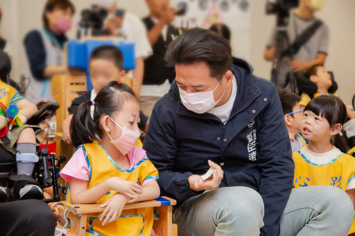 代理市長邱臣遠與早療兒孩童互動。(圖/記者林照東翻攝)