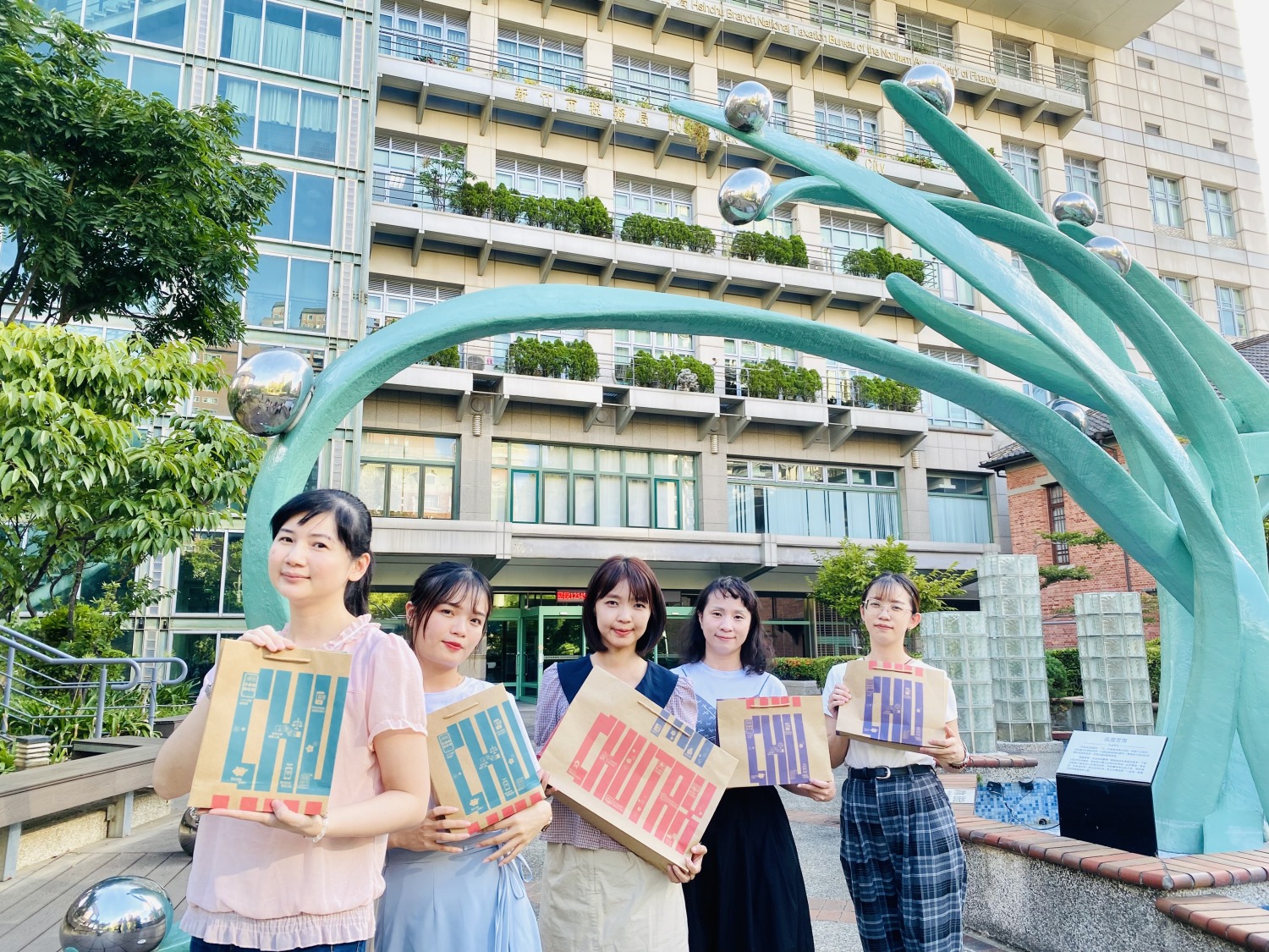 稅務局同仁與文青環保提袋嶄新亮相。（圖/記者林照東翻攝）