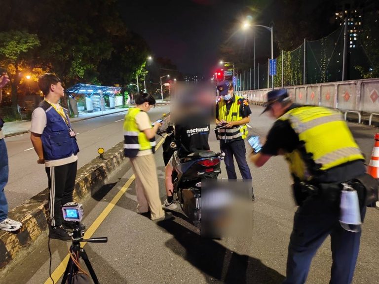 板橋分局與環保局聯合實施擴大臨檢。（記者徐煜勝翻攝）